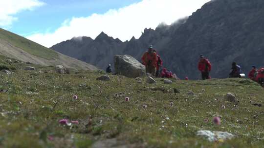 西藏山南地区登山人