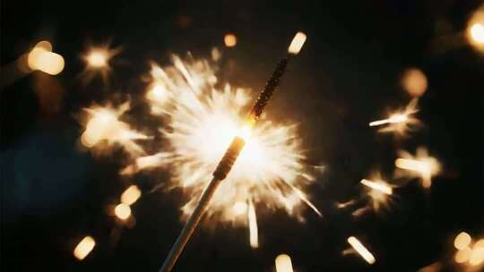手持闪烁烟花棒特写