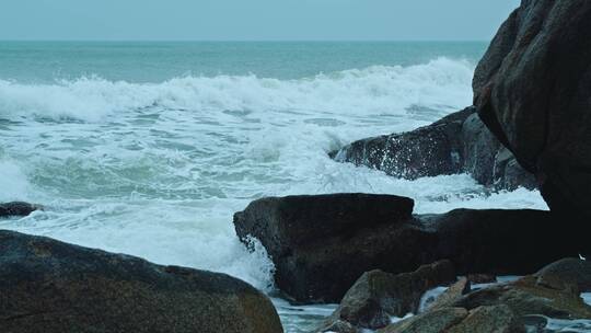 海浪慢镜头海浪拍打礁石视频素材模板下载