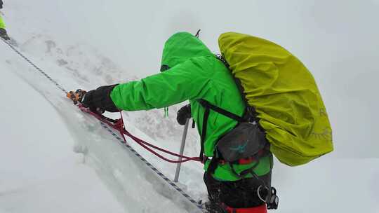 风雪中攀登四川贡嘎山区贡巴峰的登山者