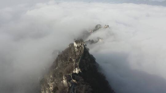 箭扣长城冬季云海翻滚航拍大景观