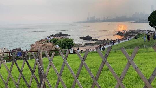 旅游景区，青岛小麦岛草地看夕阳