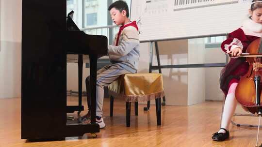 儿童弹奏钢琴与拉大提琴