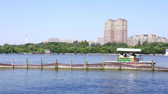 山东济南大明湖公园景区湖面景色与游船游客