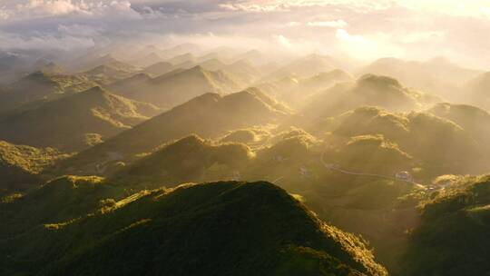 清晨雾气山川美景