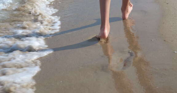 沙滩上的儿童脚