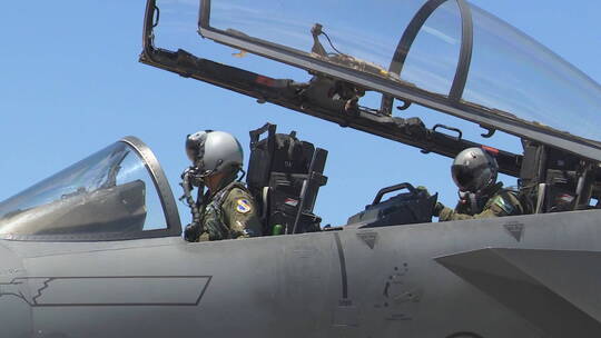 F16战斗机准备在军事演习中起飞