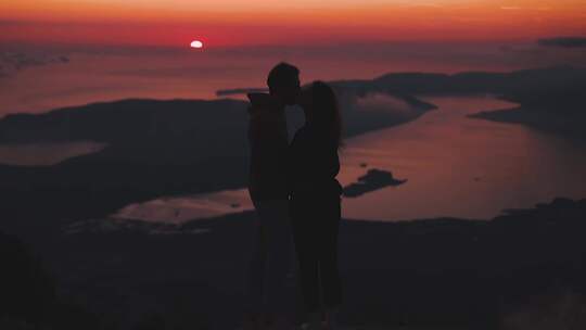 情侣在夕阳下亲吻视频素材模板下载