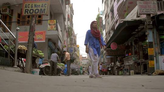 印度街头女儿追赶母亲脚步慢动作