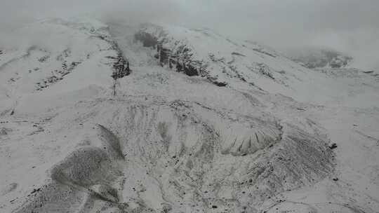 魅力雪山，蔚为壮观。