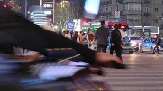 夜晚城市行人过马路人流脚步视频素材