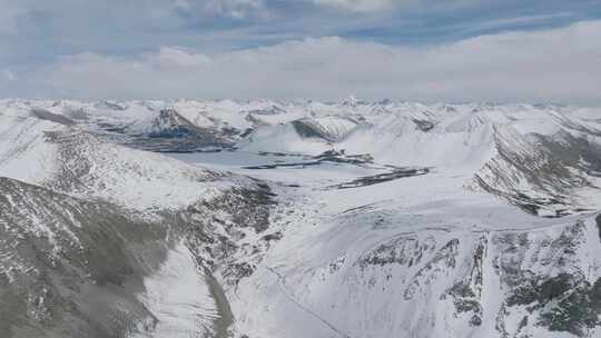 航拍西藏林芝思金拉措周边的雪山