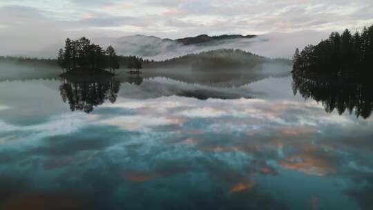 天空之镜唯美大自然森林湖水高山蓝天云挪威