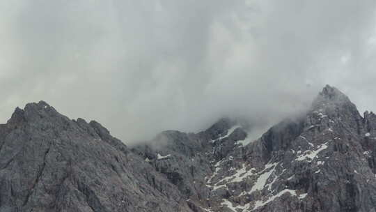 延时云在德国巴伐利亚阿尔卑斯山的祖格斯皮茨山上移动
