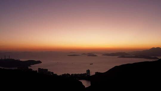 香港太平山顶太阳下山落下地平线照亮