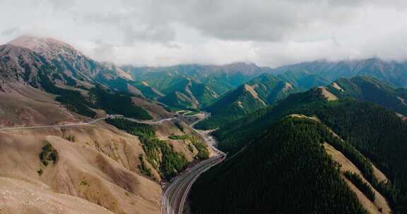 山谷中的高速公路