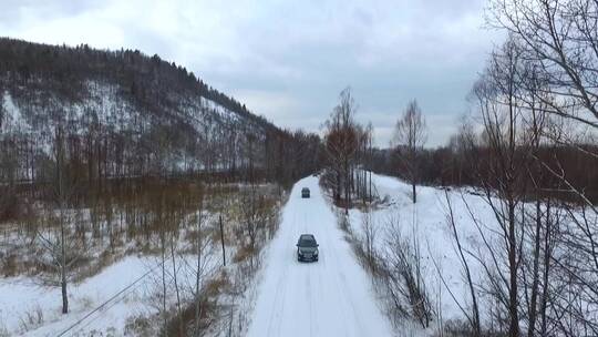 汽车行驶在冰天雪地