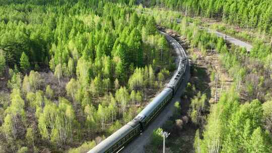 穿越大兴安岭森林的旅客列车