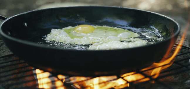 鸡蛋在锅里明火煎