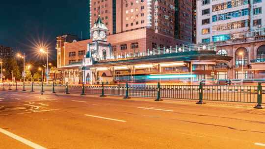 中国黑龙江哈尔滨公交站夜景车流延时