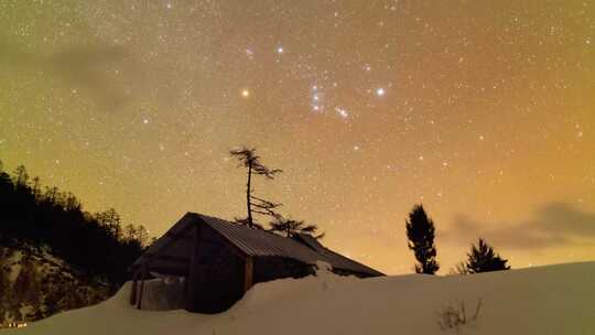 云南白马雪山自然保护区雪地星空延时摄影