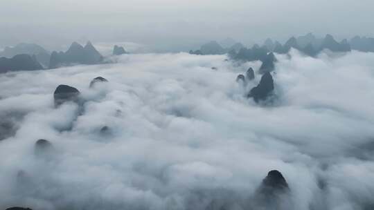 云海中的喀斯特山峰