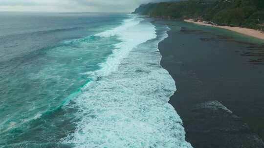 壮观的海浪冲上海滩和礁石