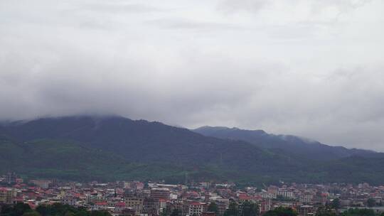 小镇阴天下雨天乌云天空山云雾流动雾气雨后