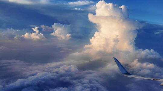 飞机舷窗看蓝天下的云朵变幻