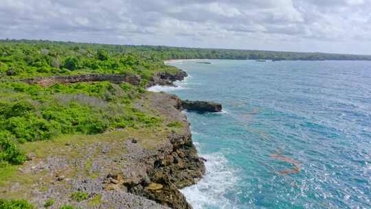 多米尼加共和国博卡德尤马岩石悬崖上的海浪