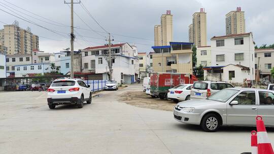 城市道路建筑春天花草树木商铺店面马路汽车