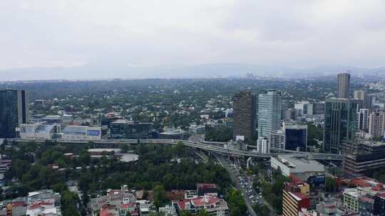 城市喧嚣：繁忙城市大道的鸟瞰图