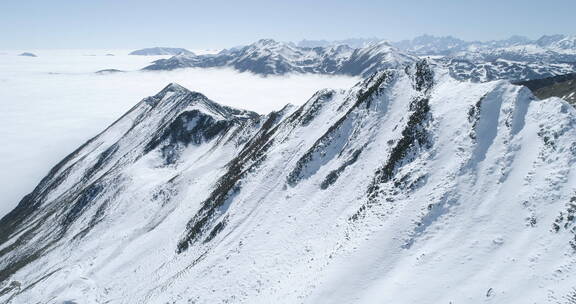 美丽夹金山雪景航拍云海山峰