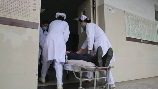 医护人员把病人从救护车推向手术室