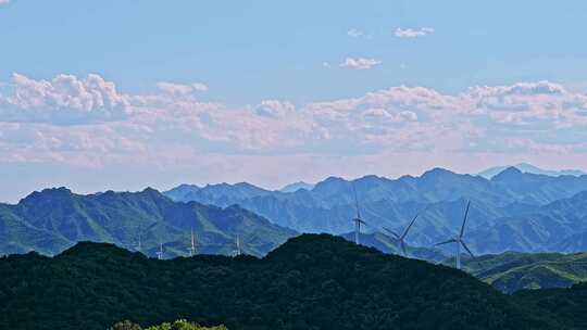 夏季绿色高山蓝天白云与风力发电机组