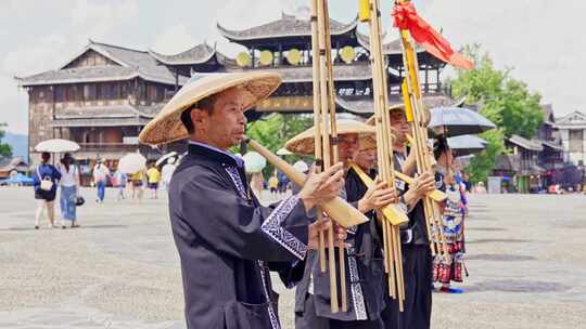 少数民族苗族吹芦笙载歌载舞