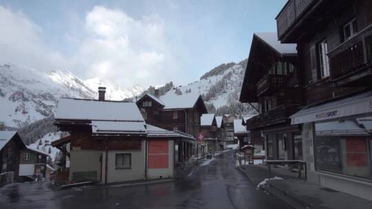 山村屋顶和山上的积雪