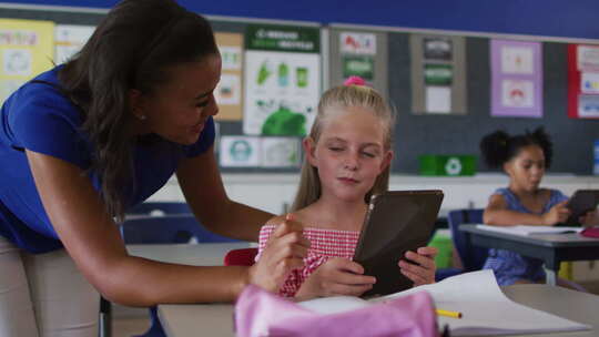 老师教女孩使用平板视频素材模板下载