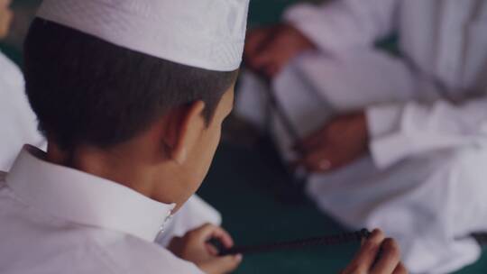 清真寺信徒在闭目祈祷视频素材模板下载