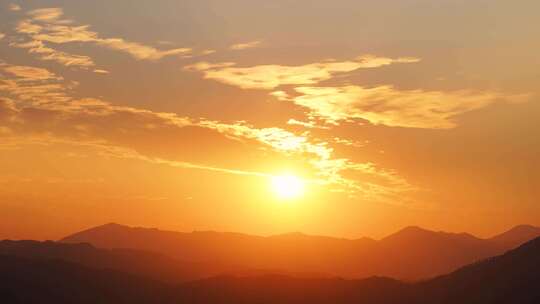 日落群山山顶夕阳晚霞黄昏傍晚天空落日唯美