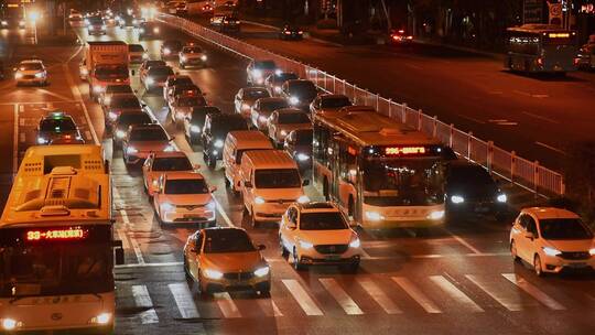 城市夜晚路口车流