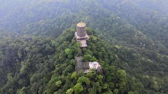 矗立在山顶上的塔