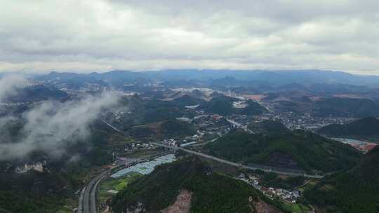 冬日里云雾缭绕的公路  群山 农村 农田