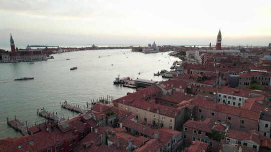 意大利威尼斯的鸟瞰图，带有大运河屋顶的建筑物和船只