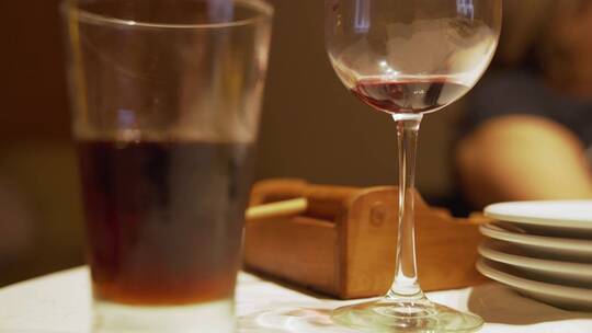 桌子上的可乐和红酒