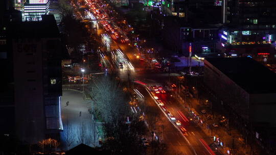 城市夜晚路口的延时镜头