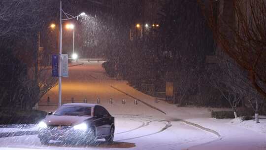 下雪的夜晚 城市唯美雪景 马路汽车雪花飘飘