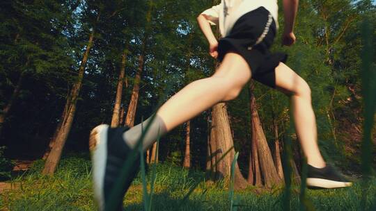 清晨女孩在树林跑步晨练视频素材