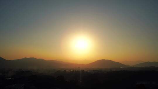 黄昏山峰日落延时唯美夕阳乡村傍晚天空晚霞