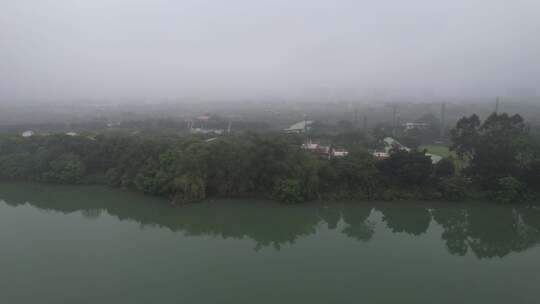 春季烟雨下的河流河岸航拍